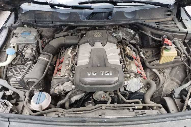 Used Volkswagen Touareg 2014 3.0 TSI New Edition Engine Bay