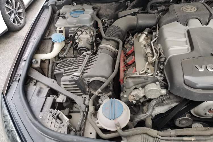 Used Volkswagen Touareg 2014 3.0 TSI New Edition Engine Bay Right