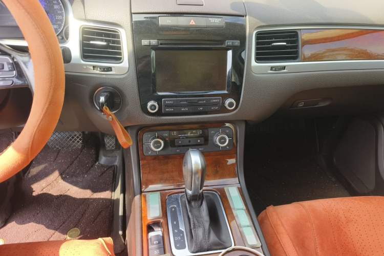 Used Volkswagen Touareg  Audio And AC Panel
