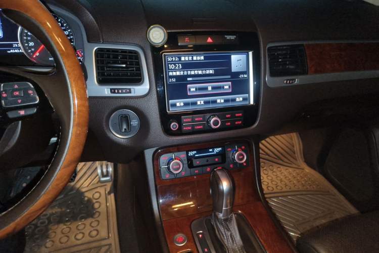 Used Volkswagen Touareg 2015 3.0 TSI Luxury Model Audio And AC Panel