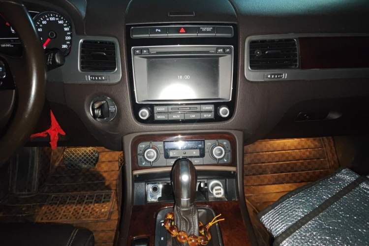 Used Volkswagen Touareg 2015 3.0 TSI Standard Model Audio And AC Panel
