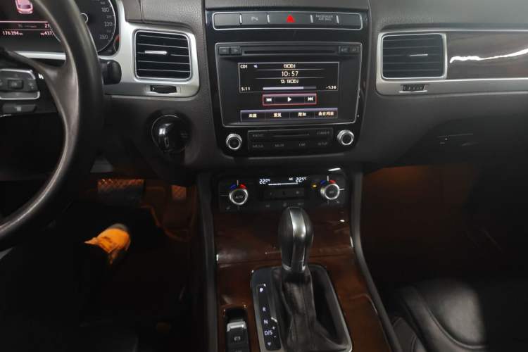 Used Volkswagen Touareg 2015 3.0 TSI Standard Model Audio And AC Panel