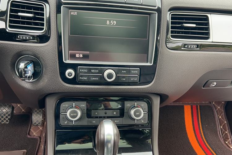 Used Volkswagen Touareg 2015 3.0 TSI Standard Model Audio And AC Panel