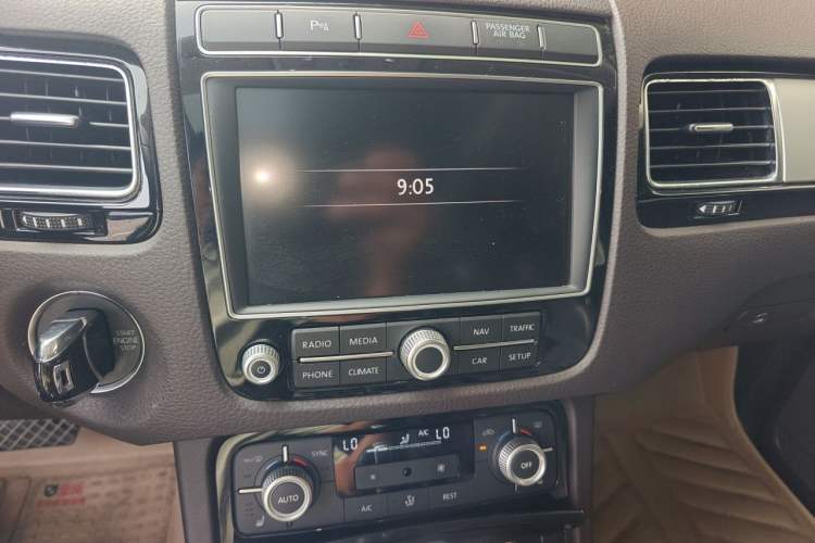 Used Volkswagen Touareg 2015 3.0 TSI Standard Model Audio And AC Panel