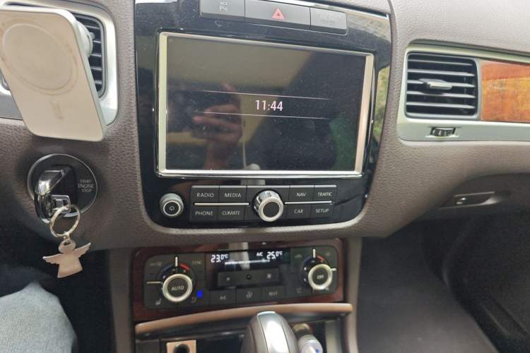 Used Volkswagen Touareg 2015 3.0 TSI Luxury Model Audio And AC Panel
