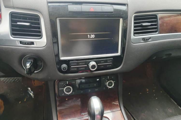 Used Volkswagen Touareg 2015 3.0 TSI Comfort Model Audio And AC Panel