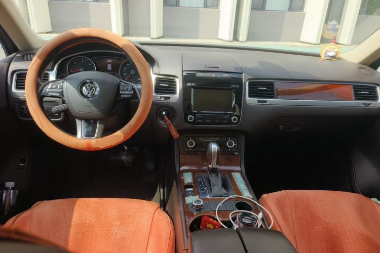 Used Volkswagen Touareg  Center Console