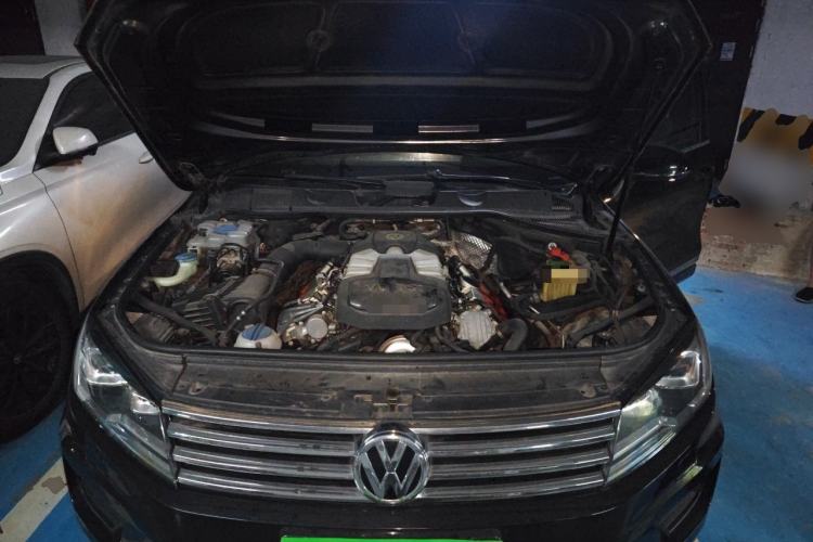 Used Volkswagen Touareg 2015 3.0 TSI Standard Model Engine Bay