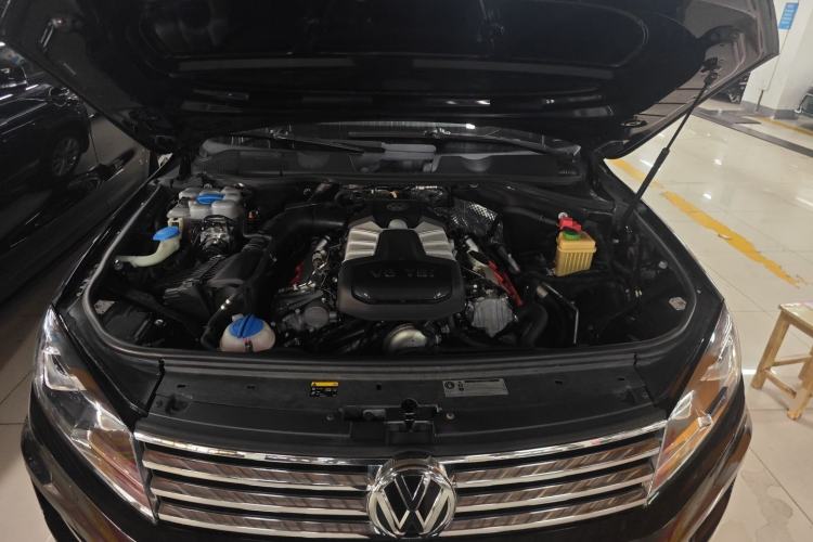 Used Volkswagen Touareg 2015 3.0 TSI Standard Model Engine Bay