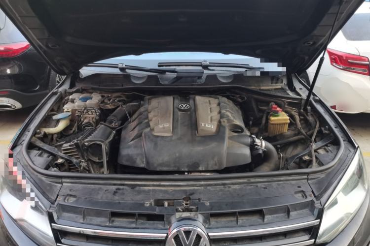 Used Volkswagen Touareg 2015 3.0 TDI Diesel Standard Model Engine Bay