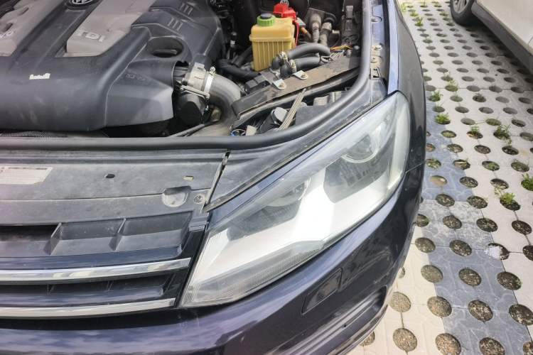 Used Volkswagen Touareg  Engine Bay Left