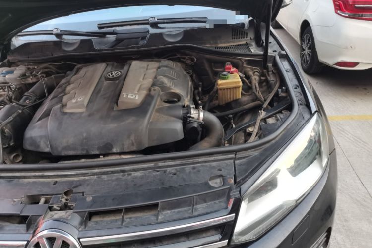 Used Volkswagen Touareg 2015 3.0 TDI Diesel Standard Model Engine Bay Left