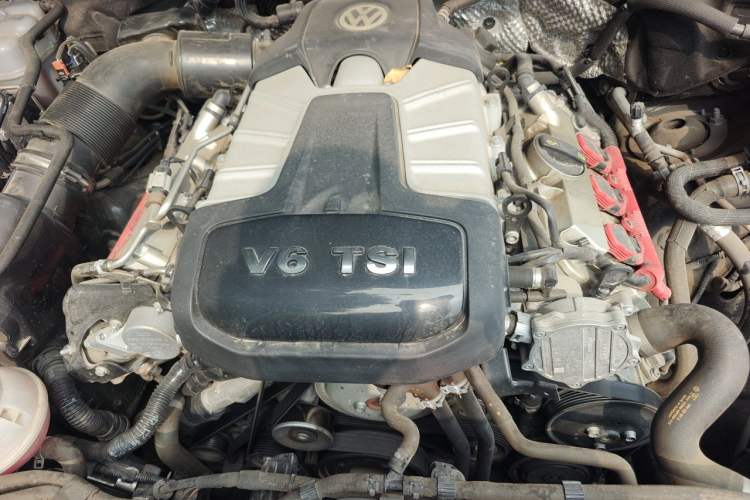 Used Volkswagen Touareg 2015 3.0 TSI Standard Model Engine Bay Left