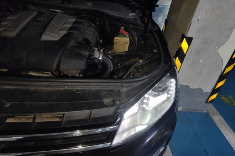 Used Volkswagen Touareg 2015 3.0 TDI Diesel Comfort Model Engine Bay Left