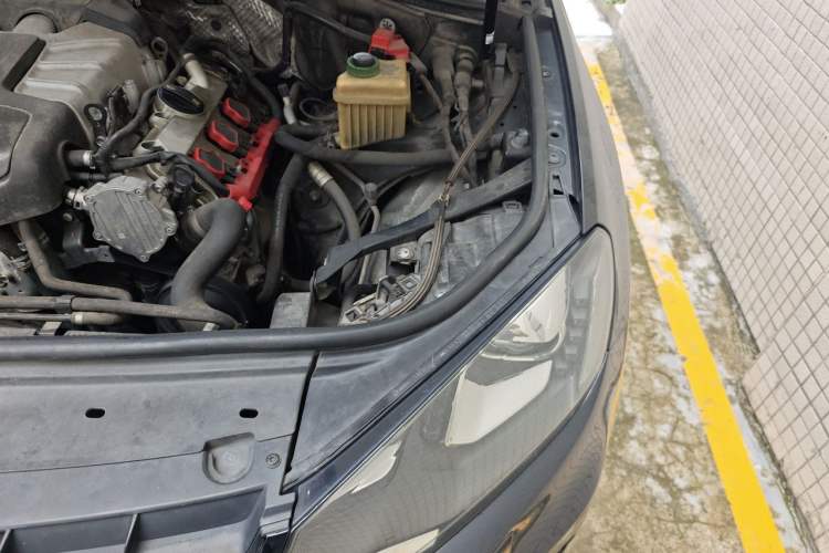 Used Volkswagen Touareg 2015 3.0 TSI Luxury Model Engine Bay Left