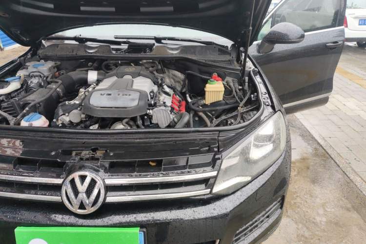 Used Volkswagen Touareg 2015 3.0 TSI Comfort Model Engine Bay Left