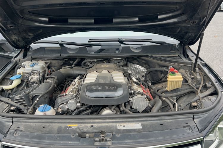Used Volkswagen Touareg 2015 3.0 TSI Standard Model Engine Bay