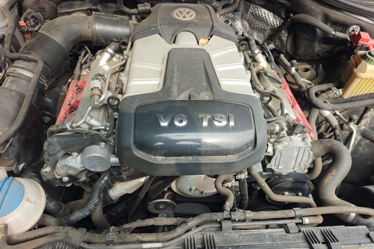 Used Volkswagen Touareg 2015 3.0 TSI Standard Model Engine Bay