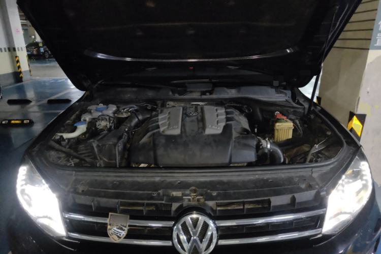 Used Volkswagen Touareg 2015 3.0 TDI Diesel Comfort Model Engine Bay