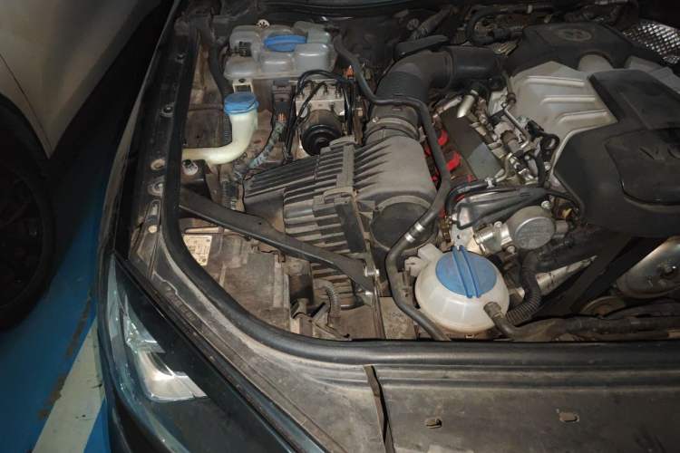 Used Volkswagen Touareg 2015 3.0 TSI Standard Model Engine Bay Right