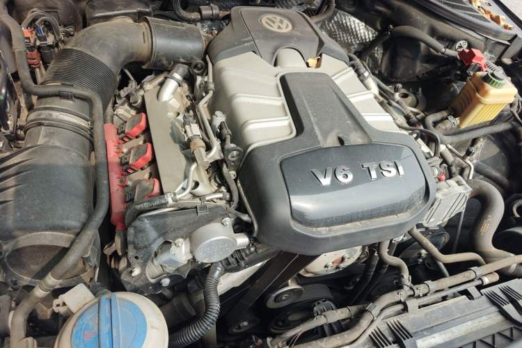 Used Volkswagen Touareg 2015 3.0 TSI Standard Model Engine Bay Right