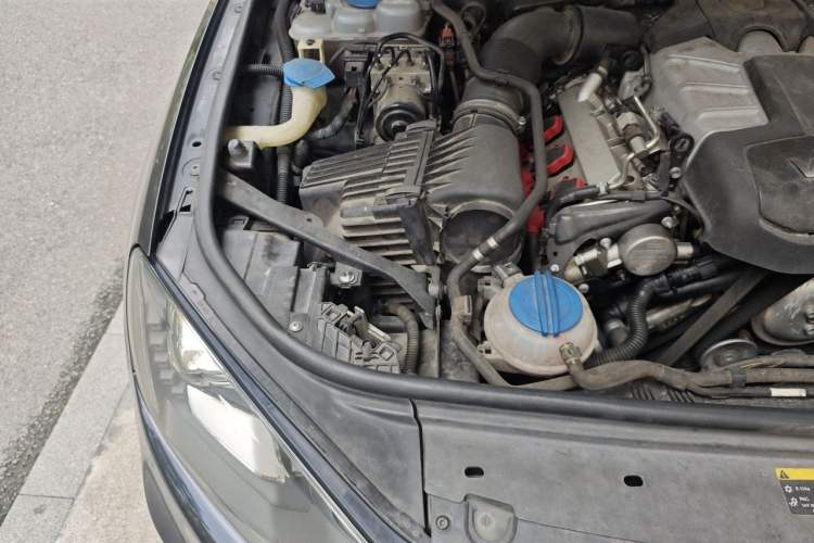 Used Volkswagen Touareg 2015 3.0 TSI Luxury Model Engine Bay Right