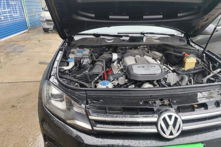 Used Volkswagen Touareg 2015 3.0 TSI Comfort Model Engine Bay Right