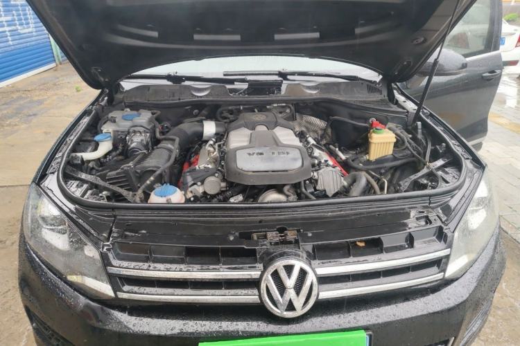 Used Volkswagen Touareg 2015 3.0 TSI Comfort Model Engine Bay
