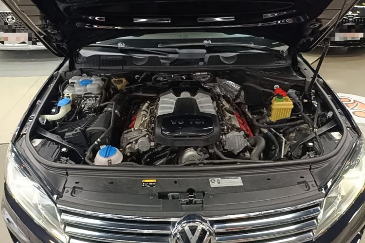 Used Volkswagen Touareg 2015 3.0 TSI Standard Model Engine Bay