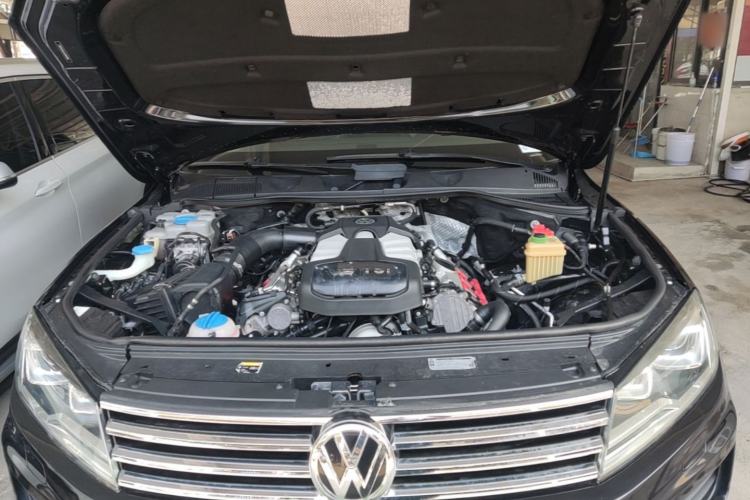 Used Volkswagen Touareg 2015 3.0 TSI Standard Model Engine Bay