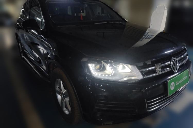 Used Volkswagen Touareg 2015 3.0 TDI Diesel Comfort Model Front Right 45 Deg