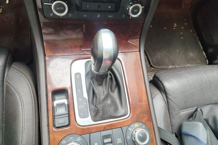 Used Volkswagen Touareg 2015 3.0 TSI Comfort Model Gear Lever
