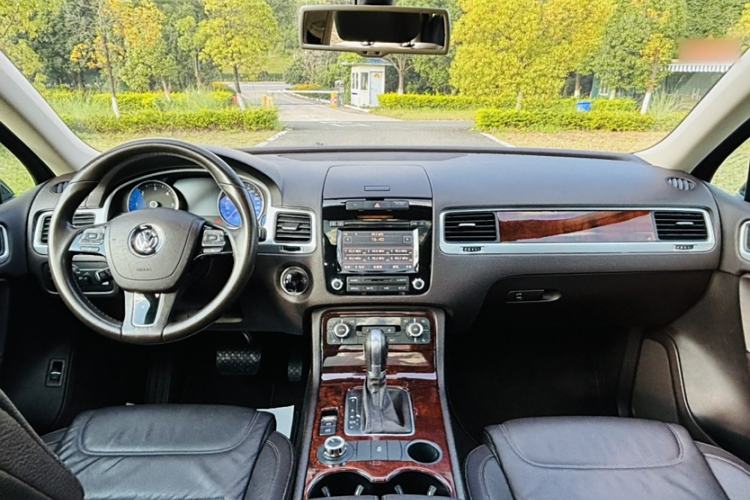 Used Volkswagen Touareg 2015 3.0 TDI Diesel Standard Model Interior 10