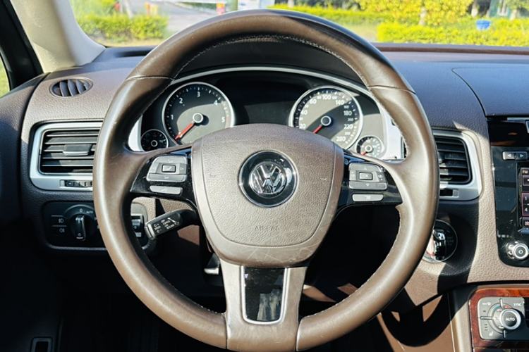 Used Volkswagen Touareg 2015 3.0 TDI Diesel Standard Model Interior 4