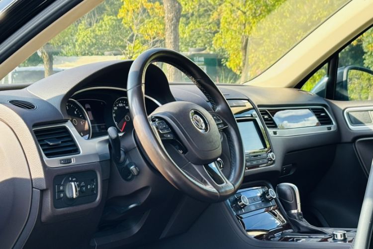 Used Volkswagen Touareg 2015 3.0 TDI Diesel Standard Model Interior 8