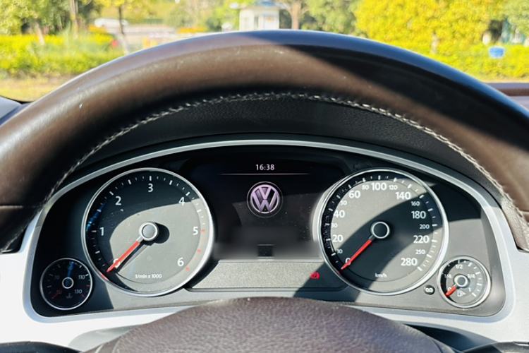 Used Volkswagen Touareg 2015 3.0 TDI Diesel Standard Model Interior 9