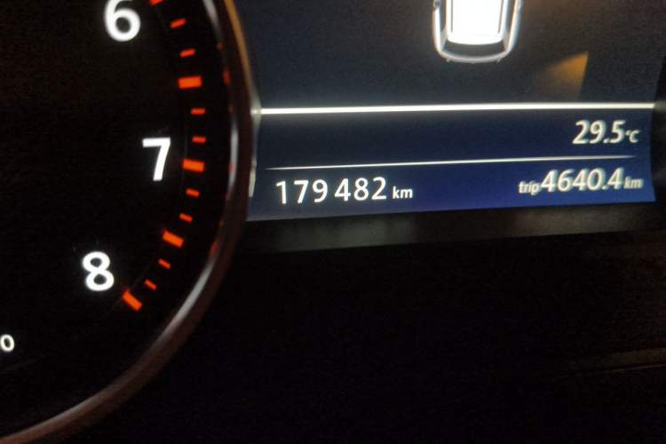 Used Volkswagen Touareg 2015 3.0 TSI Luxury Model Odometer Close Up