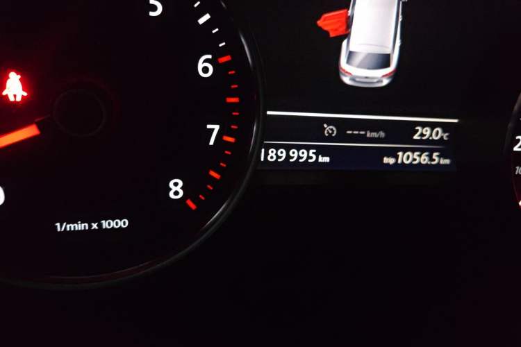 Used Volkswagen Touareg 2015 3.0 TSI Standard Model Odometer Close Up