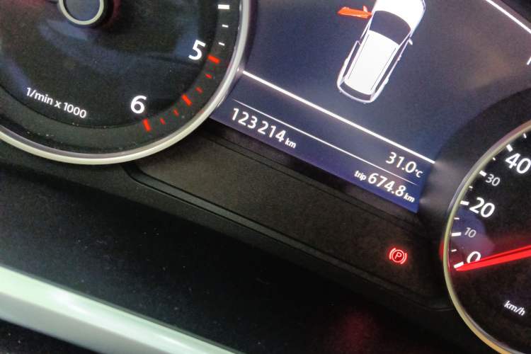 Used Volkswagen Touareg 2015 3.0 TDI Diesel Standard Model Odometer Close Up