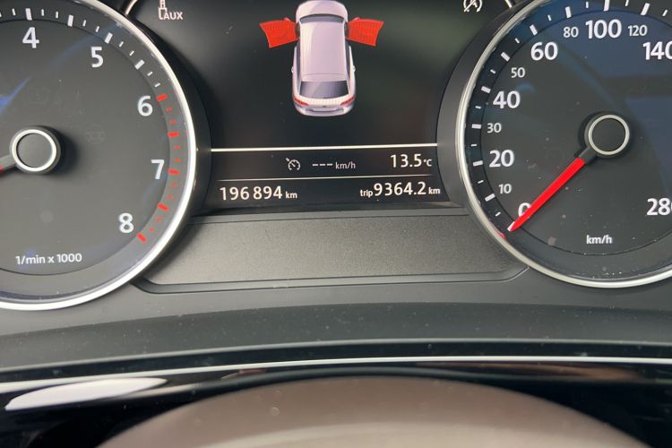 Used Volkswagen Touareg 2015 3.0 TSI Standard Model Odometer Close Up