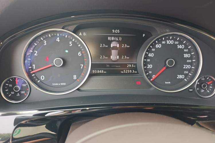 Used Volkswagen Touareg 2015 3.0 TSI Standard Model Odometer Close Up