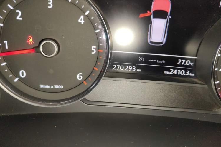 Used Volkswagen Touareg 2015 3.0 TDI Diesel Comfort Model Odometer Close Up