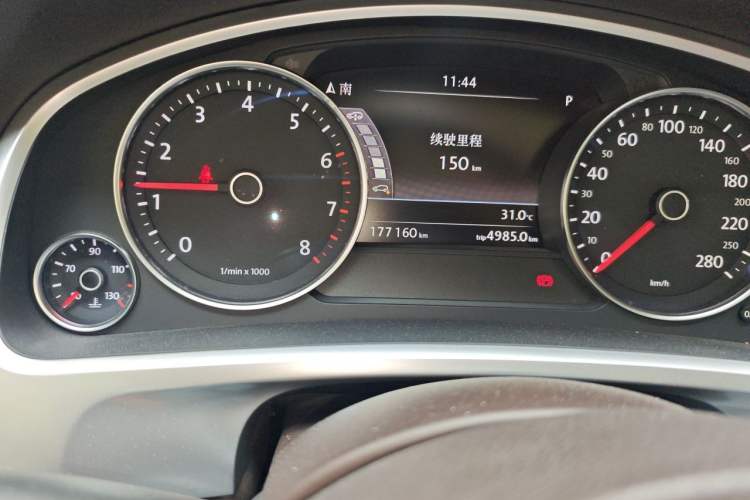 Used Volkswagen Touareg 2015 3.0 TSI Luxury Model Odometer Close Up