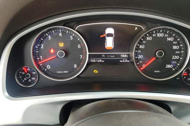 Used Volkswagen Touareg 2015 3.0 TSI Comfort Model Odometer Close Up