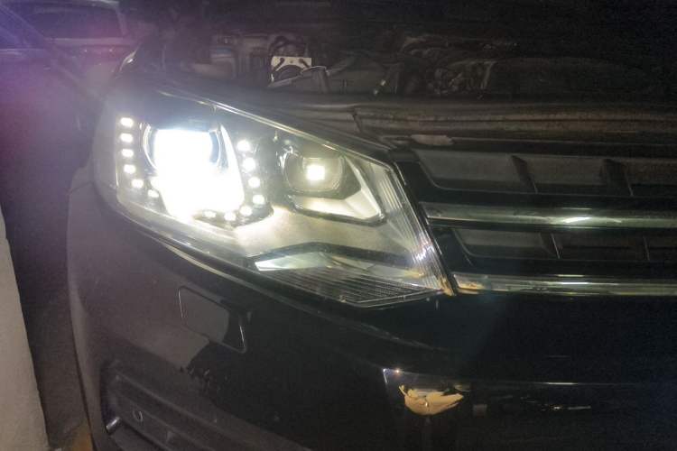 Used Volkswagen Touareg 2015 3.0 TSI Luxury Model Right Front Headlight