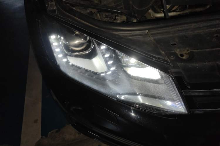 Used Volkswagen Touareg 2015 3.0 TDI Diesel Comfort Model Right Front Headlight