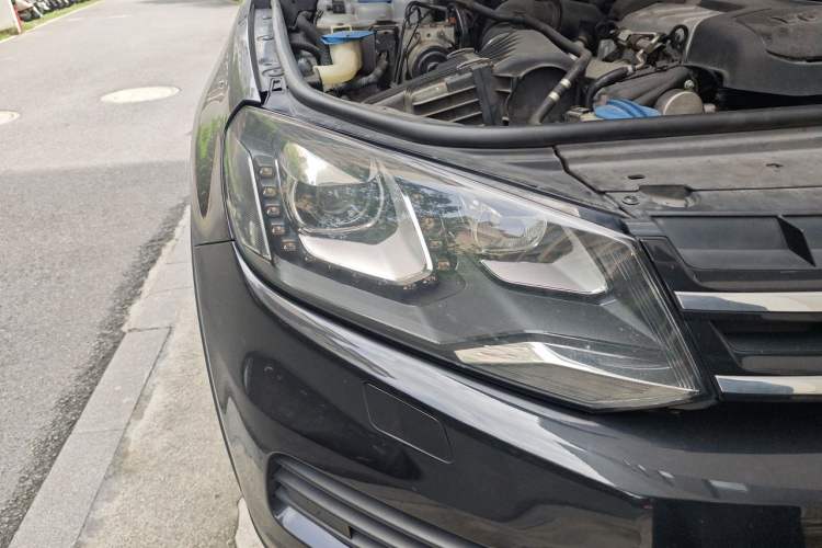 Used Volkswagen Touareg 2015 3.0 TSI Luxury Model Right Front Headlight