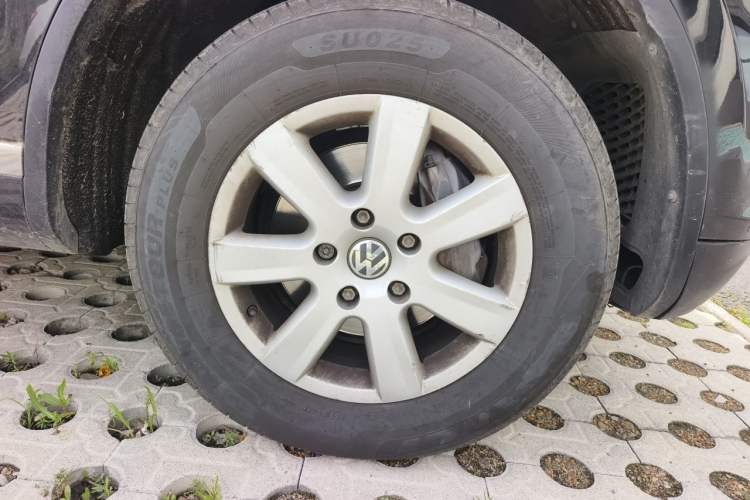 Used Volkswagen Touareg  Right Front Wheel Hub
