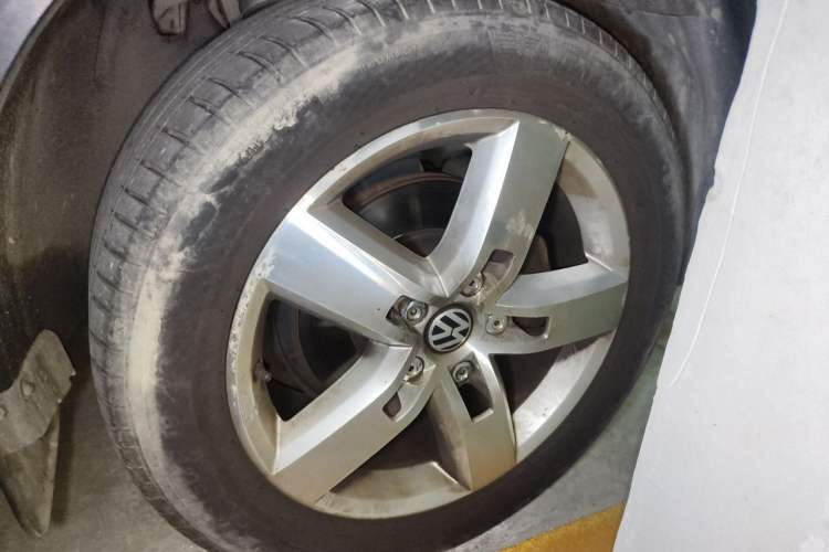 Used Volkswagen Touareg 2015 3.0 TSI Luxury Model Right Front Wheel Hub