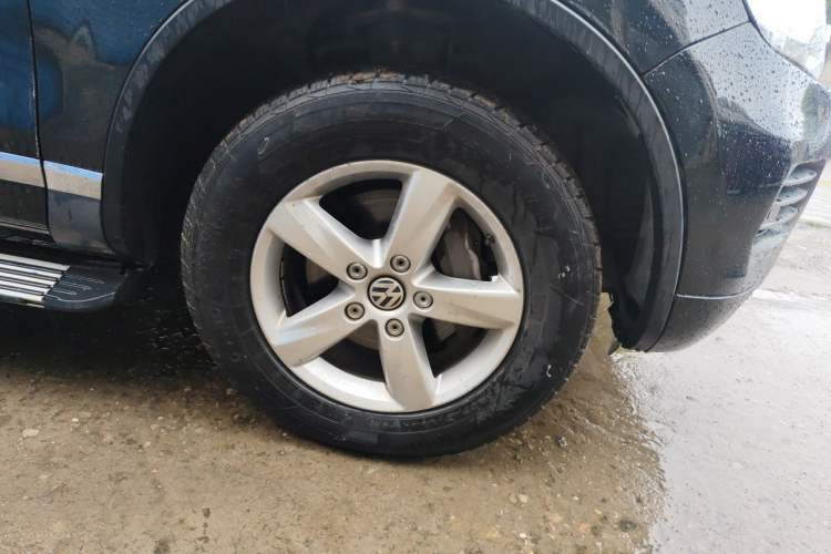 Used Volkswagen Touareg 2015 3.0 TSI Comfort Model Right Front Wheel Hub